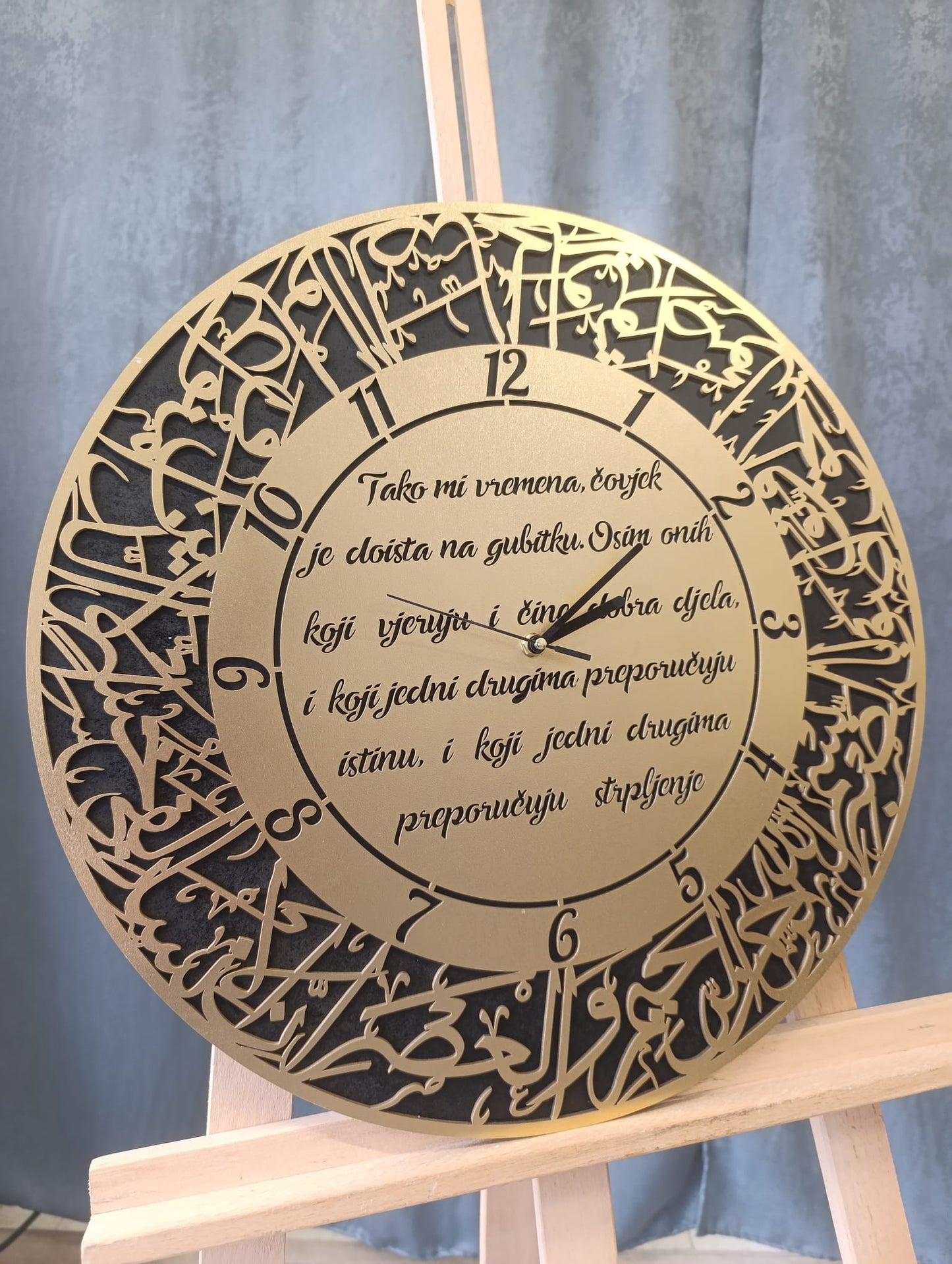 Wanduhr mit Sura Al-Asr – Ø 50 cm mit Übersetzung