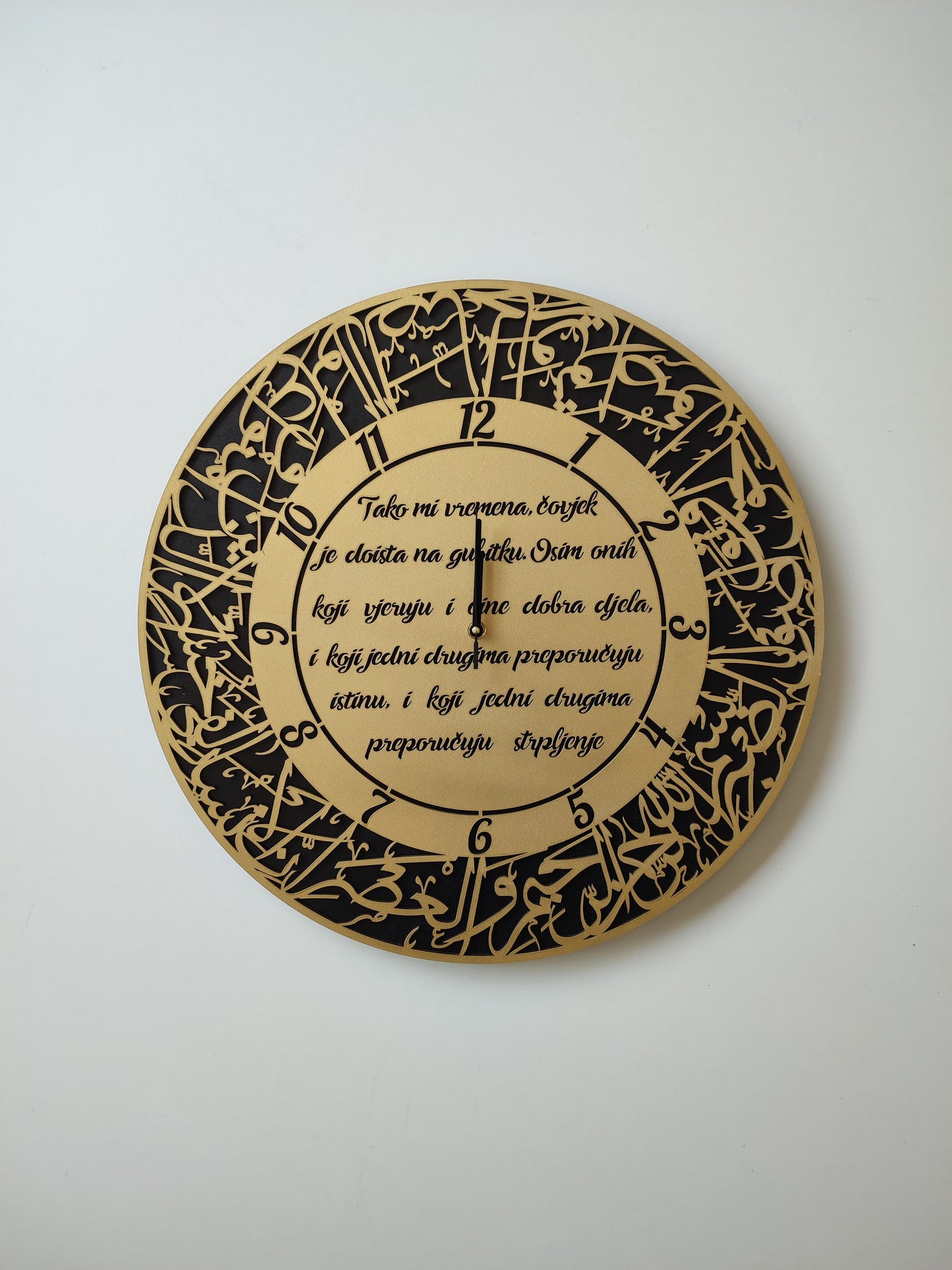 Wanduhr mit Sura Al-Asr – Ø 50 cm mit Übersetzung